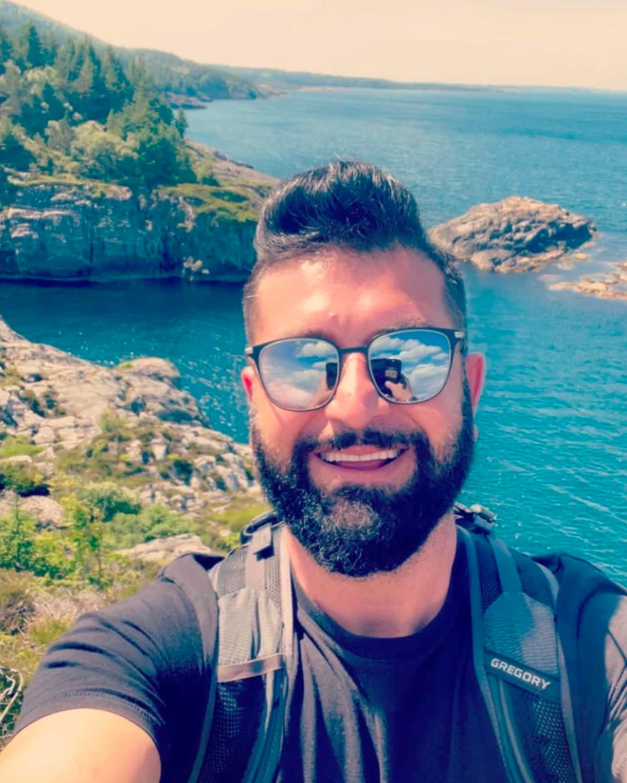 عليّ في الهواء الطلق عند الساحل النرويجي